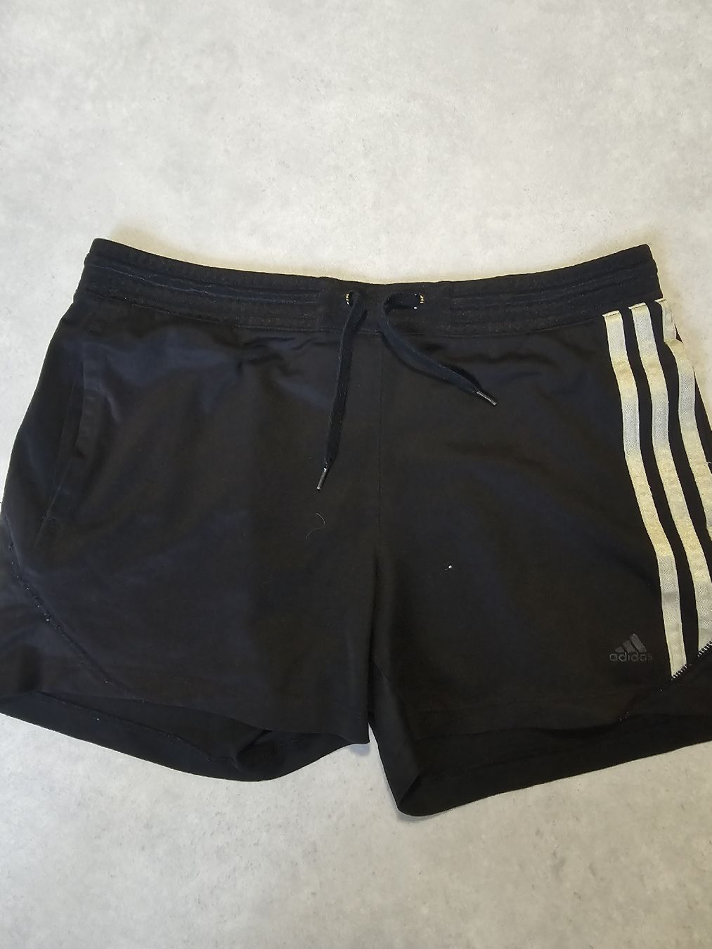 Adidas Hosen: Shorts Adidas noir taille L – Gebraucht aus Sornetan von T.a333