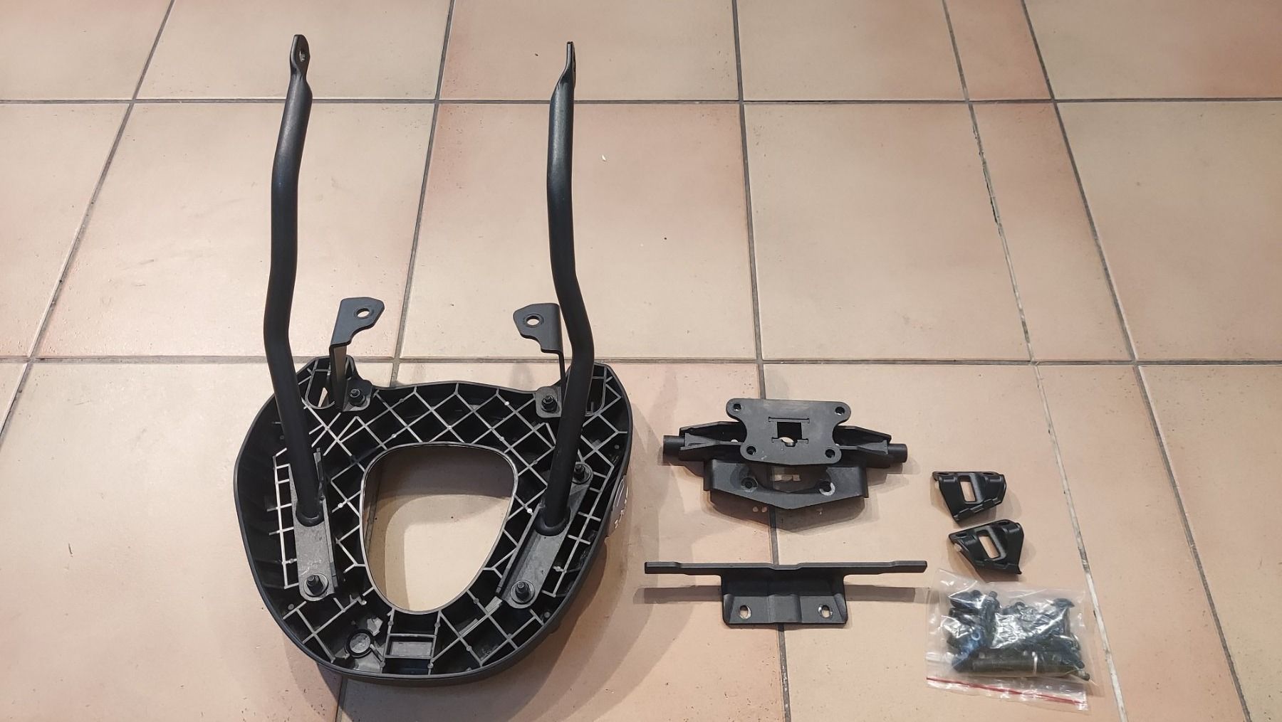 Yamaha Topcase: Yamaha Tracer 900 2018 Topcase Träger – Gebraucht aus Tägerschen von  1