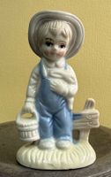 kleine Porzellanfigur   -   Kind mit Korb   -  10 cm