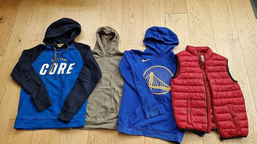 Altro abbigliamento per bambino: 3 Kapuzenpullis + Steppweste Gr. 164 – Usato da Thun venduto da 3604.Thun