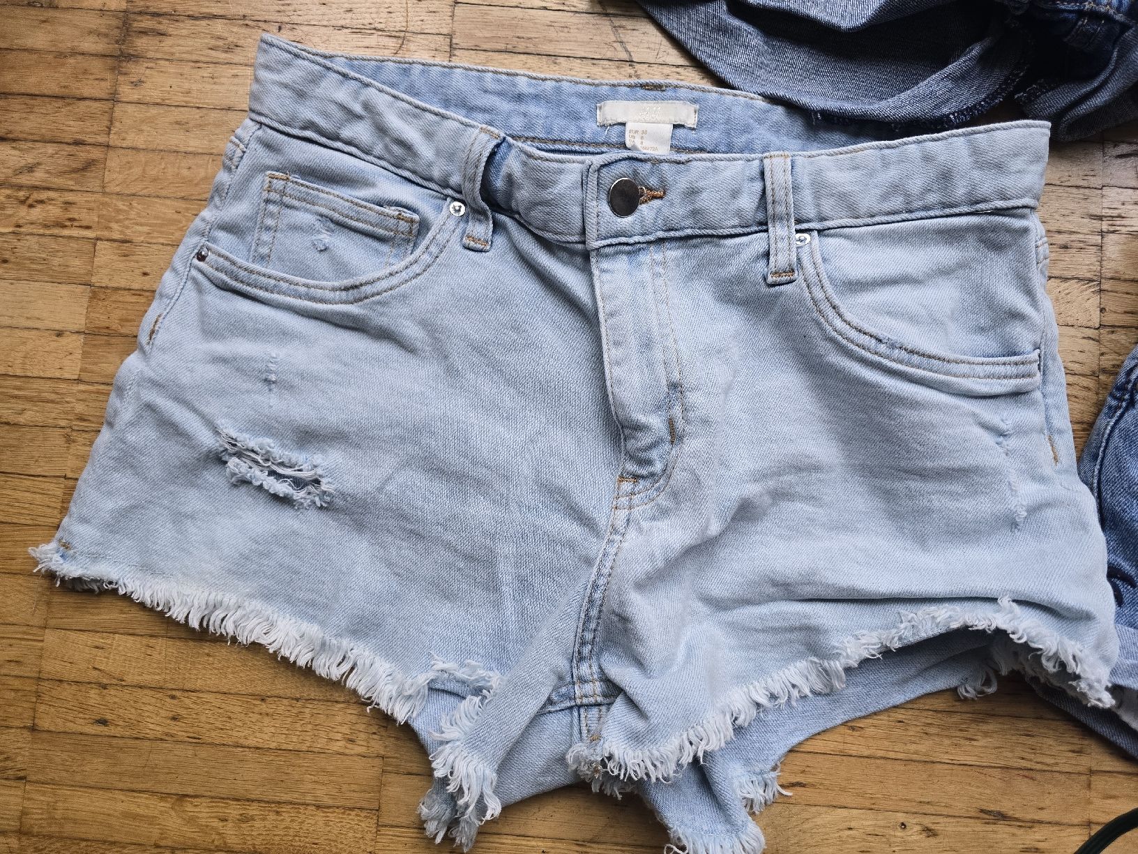 H&M Pantaloni: 2 tolle Hotpants in Gr.38 – Usato da Dübendorf venduto da jep76 1