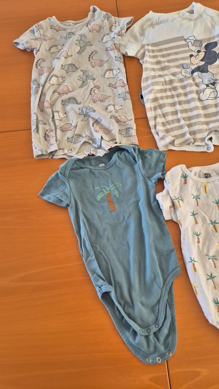 Lotti & Set di vestiti: Lot de 8 bodys manches courtes, taille 98 – Usato da Goumoens-la-Ville venduto da cfaIII 1