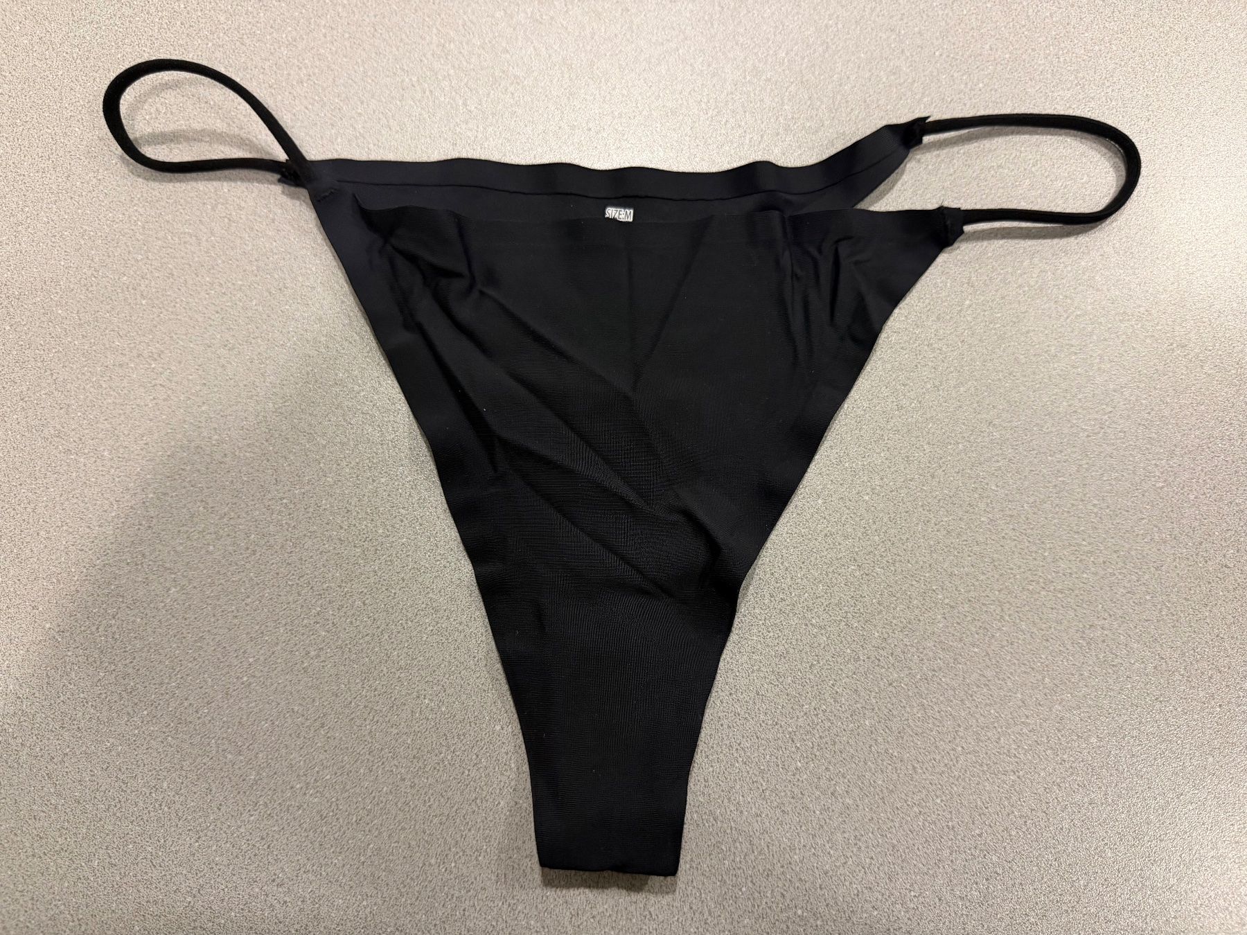 Altra biancheria intima: Schwarzer String Tanga, Grösse M - NEU! – Nuovo e nell'imballaggio originale da Wohlen AG venduto da abaci