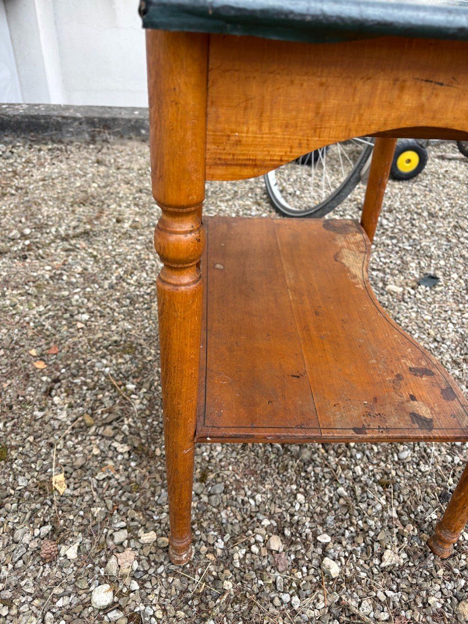 Tables: Antiker Beistelltisch – Défectueux à Ins par ab_80 5
