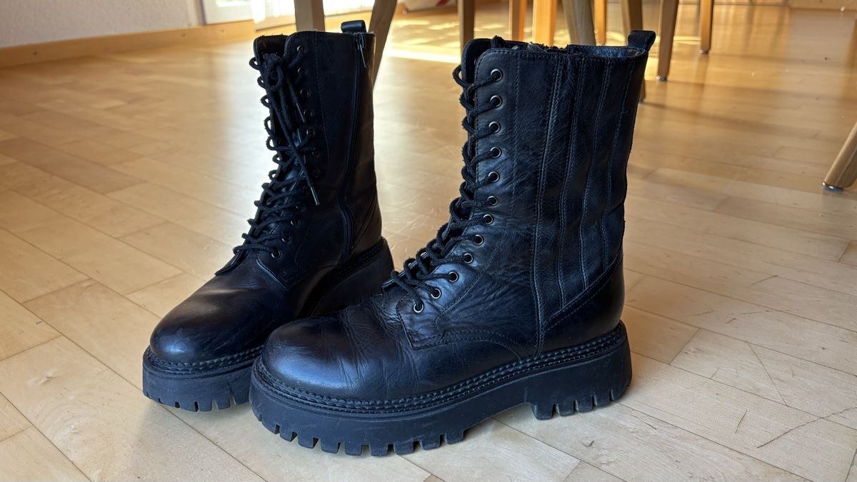 Scarpe da donna: Bottines motarde echtes Leder , taille 40 – Usato da Pomy venduto da Pomnath