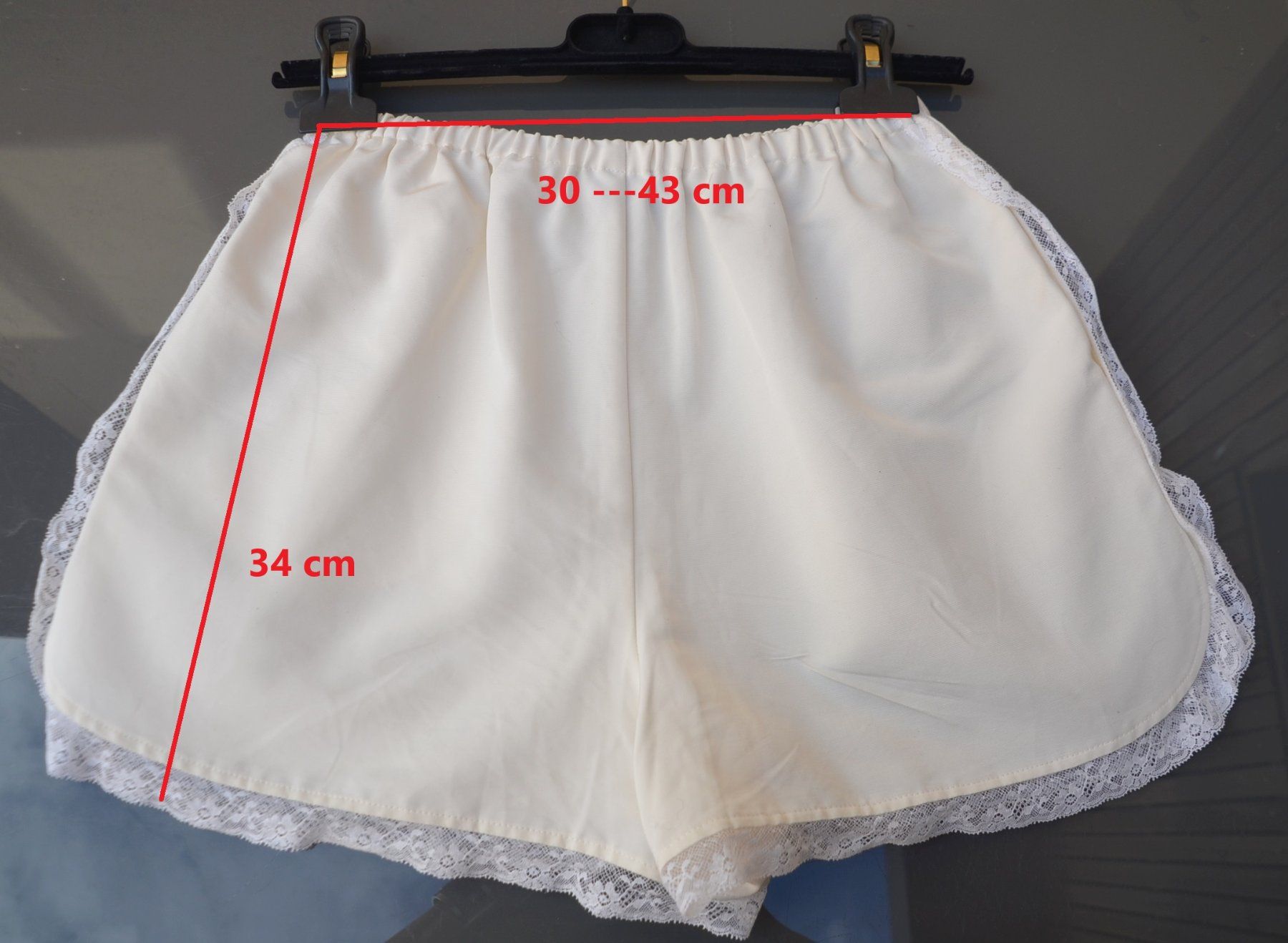 Chanel Pantaloni: Chanel Shorts .36 – Usato da Collonges venduto da Auganien 7