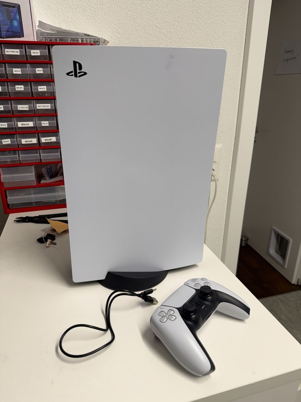 Sony Consoles: PlayStation 5 Disc Edition + Original Controller & Standfuss – Neuf (Voir description) à hombrechtikon par Printit 1