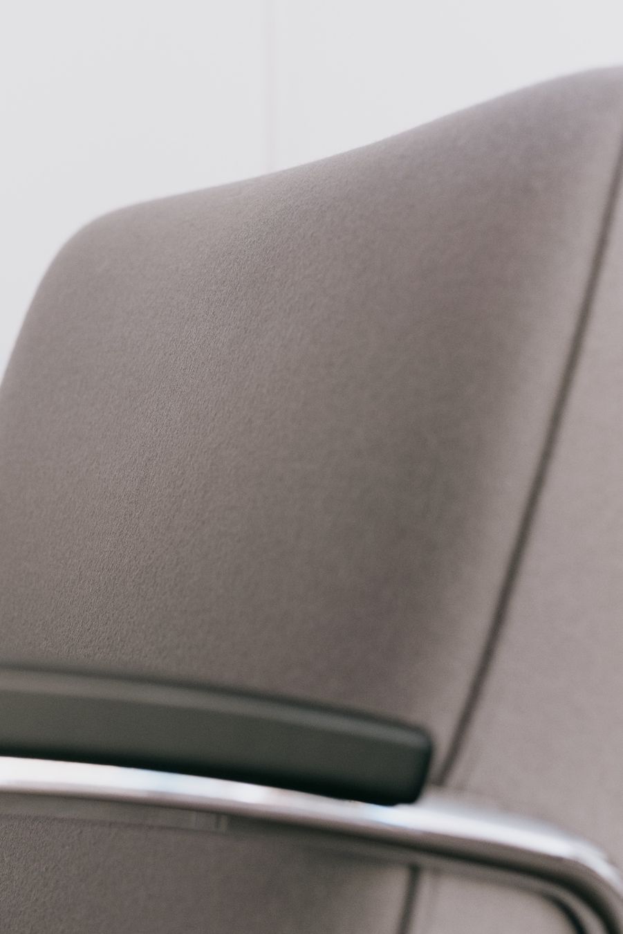 Thonet Poltrone: Thonet Freischwinger-Armsessel m. Hocker S411 – Usato da Baar venduto da Reddot 3
