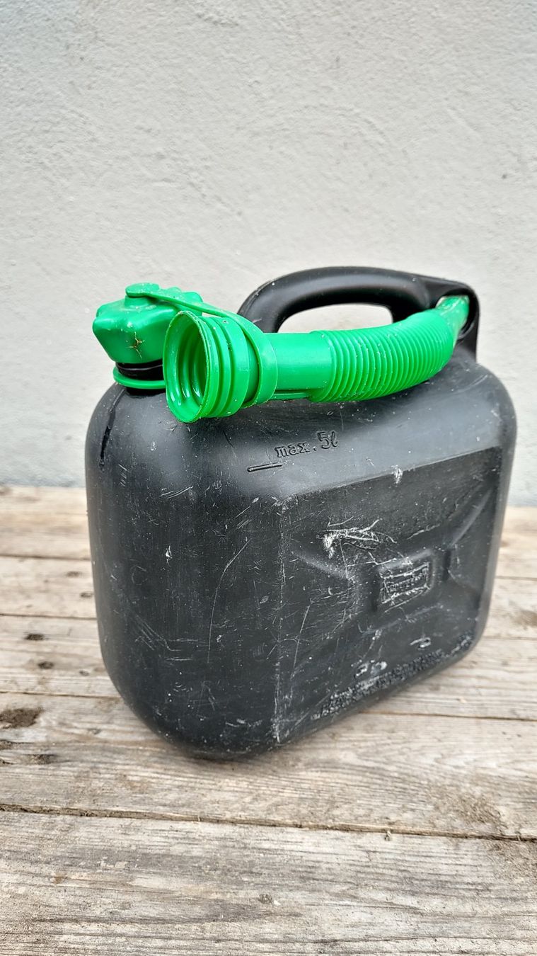Taniche per benzina: Benzinkanister 5l mit Einfüllstutzen – Usato da Sutz venduto da Upfister