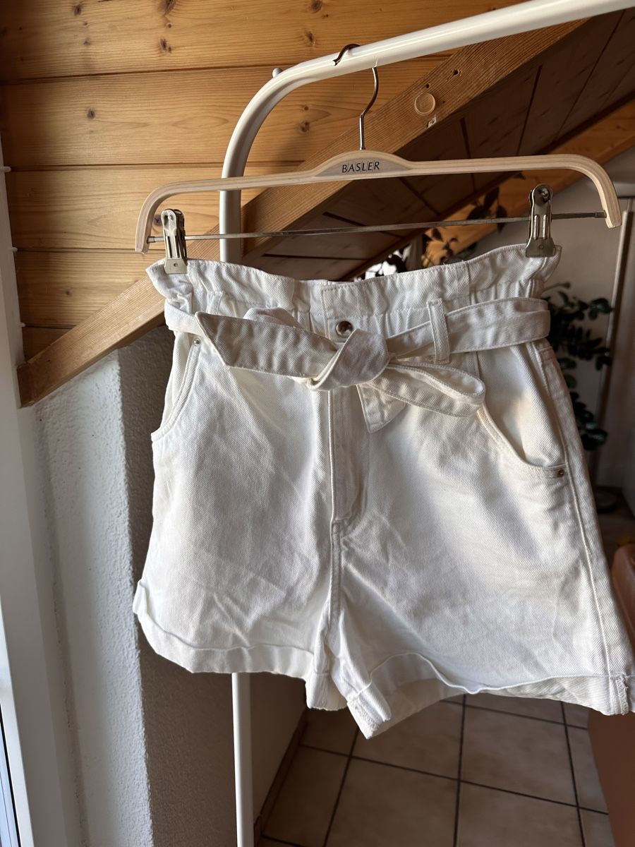 H&M Pantaloni: H&M Baumwolle Shorts weiss Gr. 38 – Usato da Münsingen venduto da Secondhand89