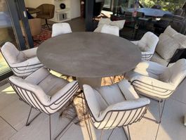 Design-Tisch von TRIBU mit Sesseln von FREIFRAU
