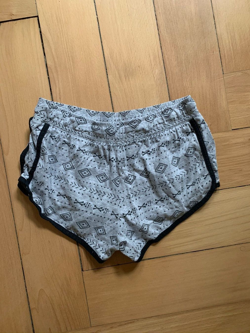 Pantalons: Sweatshorts hellgrau gemustert - 34 – D'occasion à Zürich par Diazaio 1