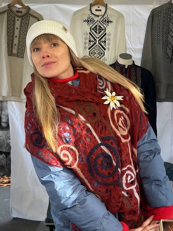 Foulard & Sciarpe: Rotbrauner Mohairschal mit Spiralmotiven – Usato da Thalwil venduto da han_2b8c 6