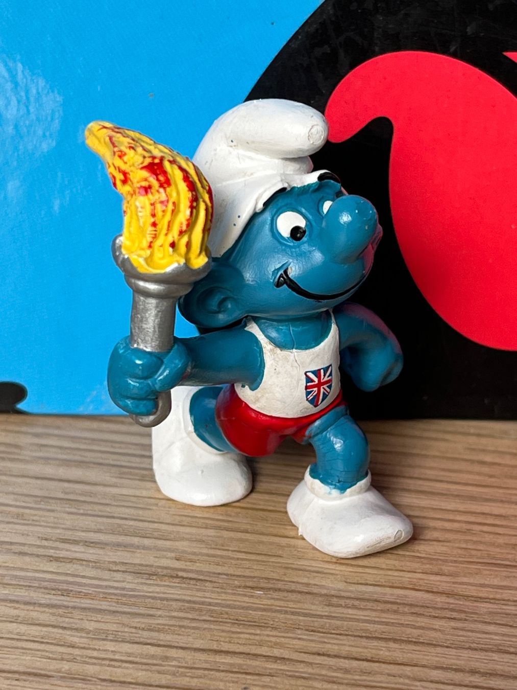 Schleich Statuette: Fackelträger-Schlumpf mit UK-Emblem auf der Brust – Usato da Lyss venduto da Duckszone