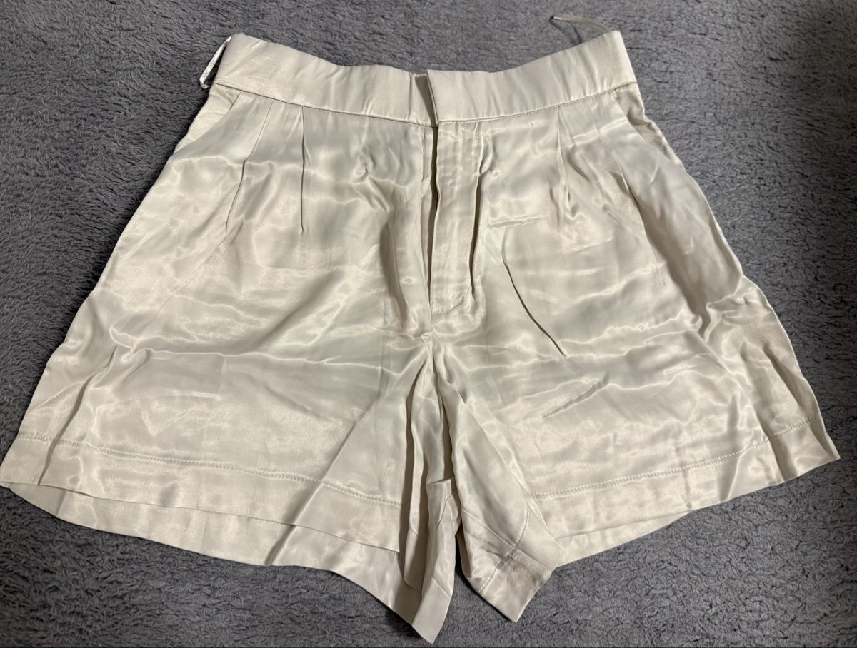 Zara Pantaloni: Short Zara couleur crème, taille S – Nuovo (secondo la descrizione) da Les Avanchets venduto da NR07
