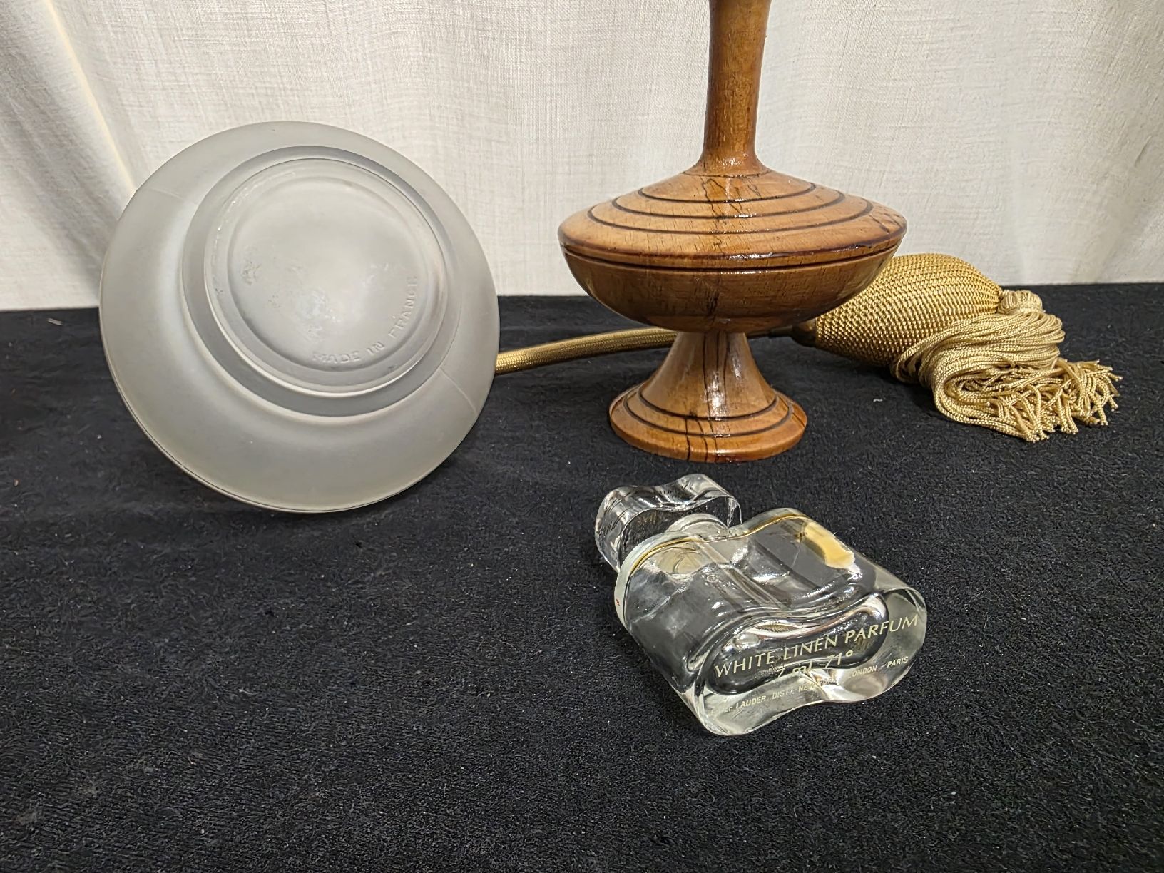 Flaconi: 3 Parfum Zerstäuber Glas Matt Holz Halterung Set gebraucht – Usato da Wolfertswil venduto da Antiko 3