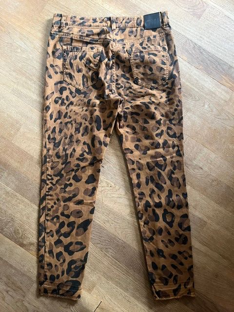 Marc Cain Jeans: Tolle Leoparden-Jeans von Marc Cain – Usato da Steinmaur venduto da Dyleila 1