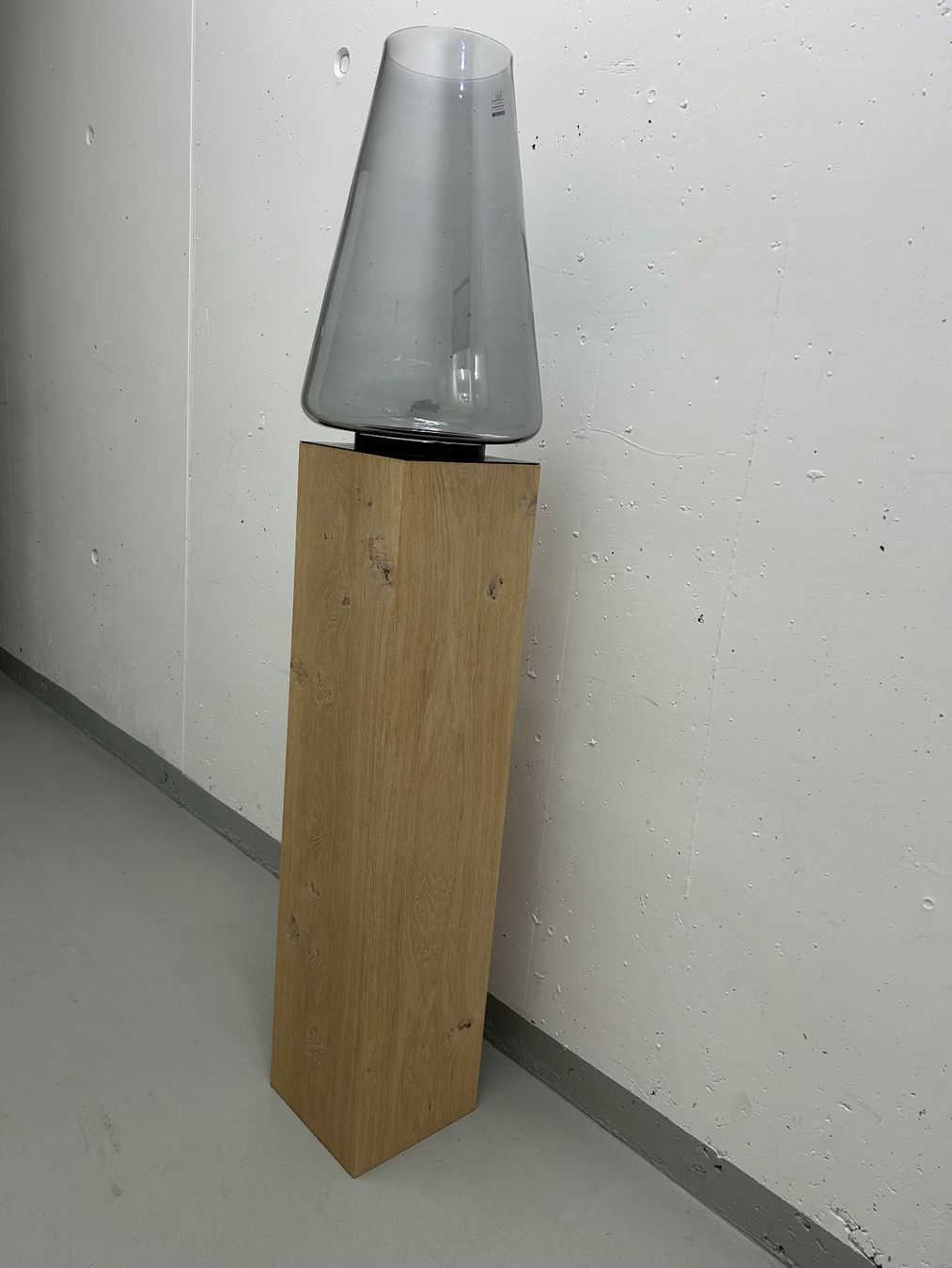 Portacandele: Glas-Windlicht auf quardratischem Eichenholz-Podest – Nuovo (secondo la descrizione) da Wallisellen venduto da chris456 1