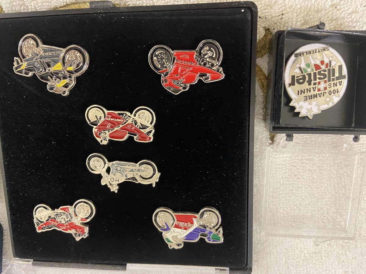 Plaketten & Abzeichen: Pro Juventute Briefmarken Pins -Vbz,Post Auto usw.Pins – Gebraucht aus Dietikon von brocki-eyra 2