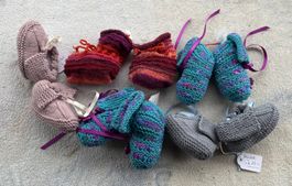 HANDGESTRICKTE BABYSCHUHE DIVERSE FARBEN ALLE NEU