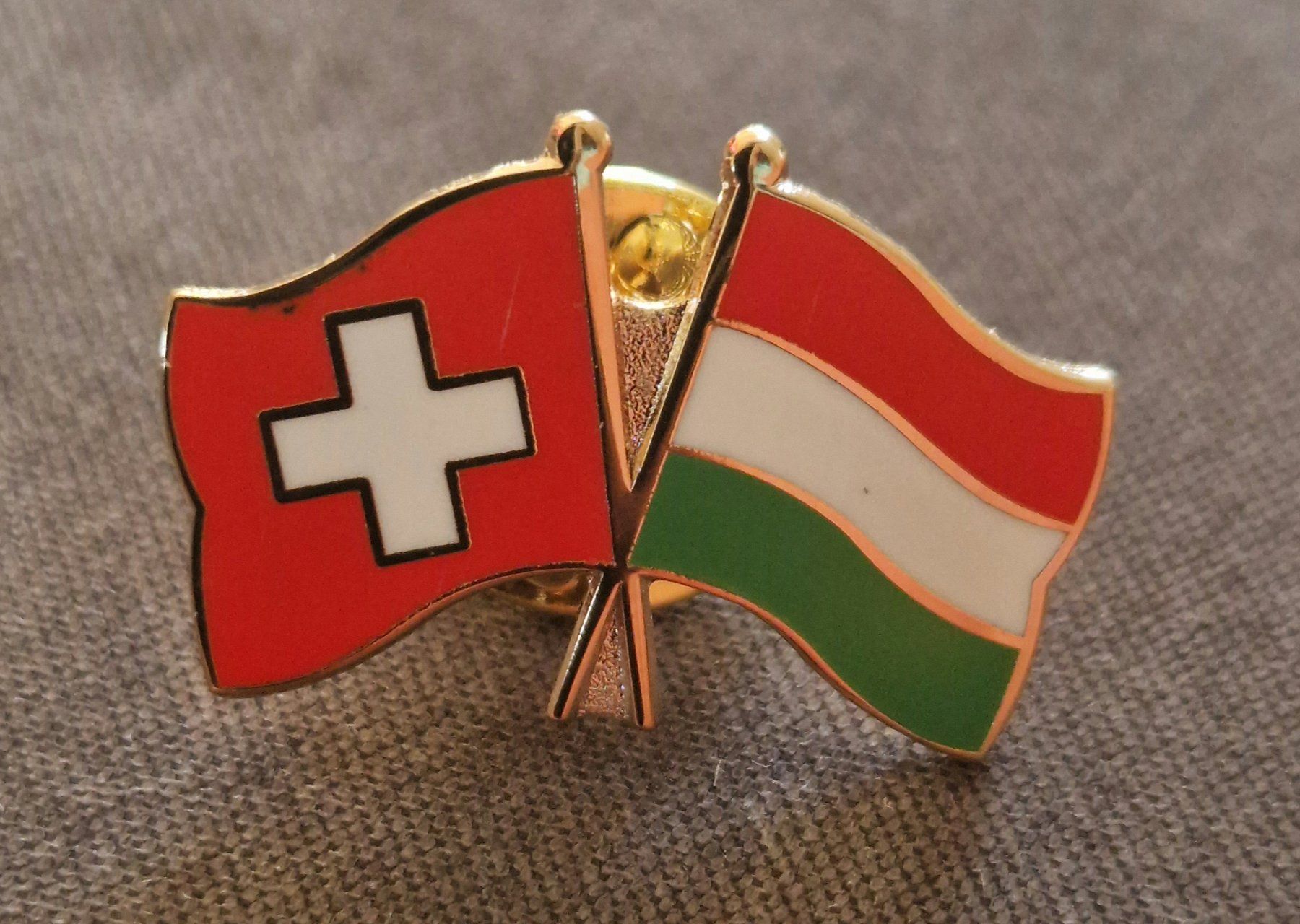 Spille & Fermagli: Schweiz-Ungarn Pin – Nuovo e nell'imballaggio originale da Muri b. Bern venduto da rol_xtf8