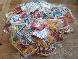 Lot d'écussons / fanions divers état neuf