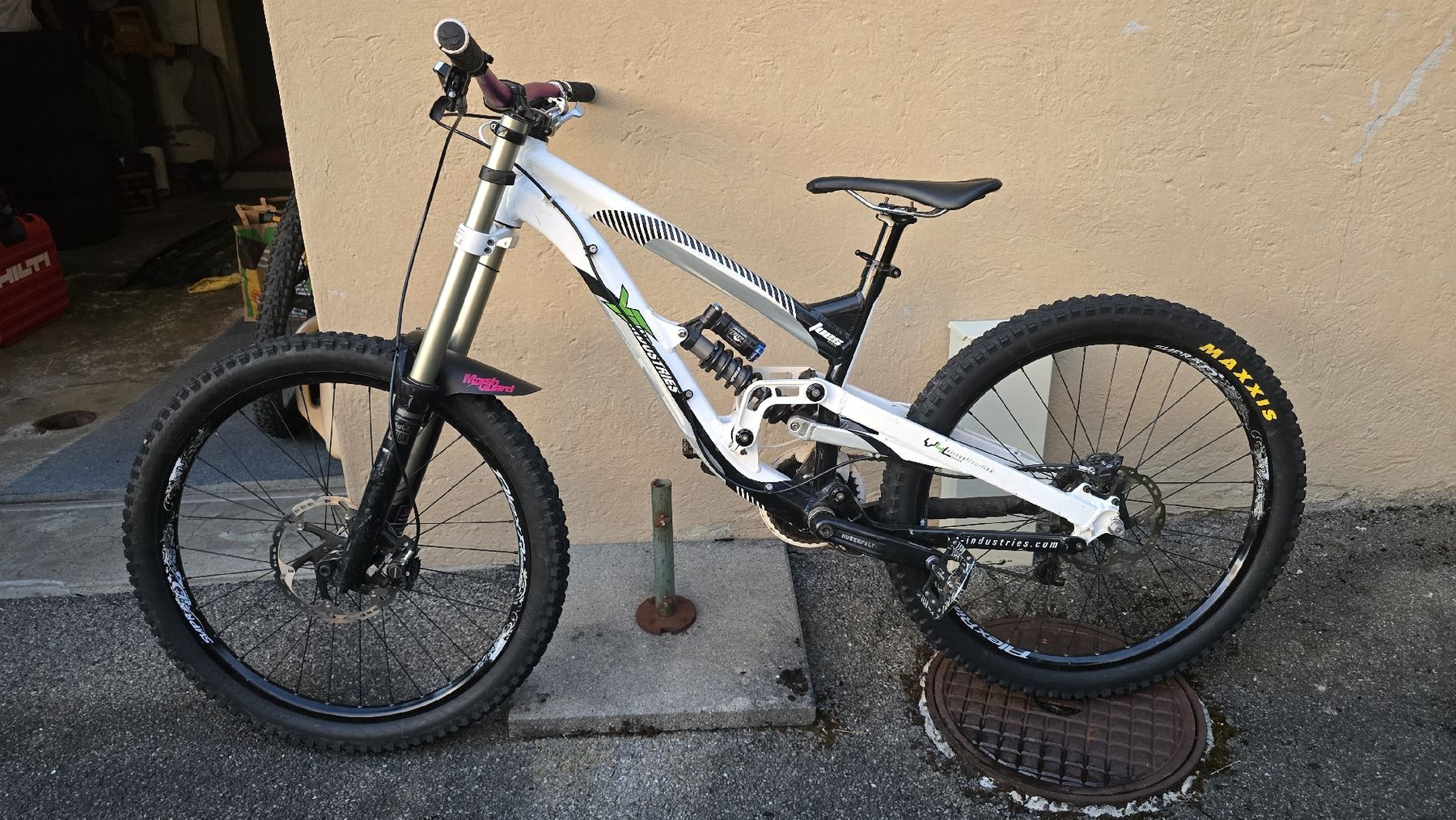YT Biciclette: YT Tues Downhillbike 2010 – Usato da Bachenbülach venduto da USPA_27