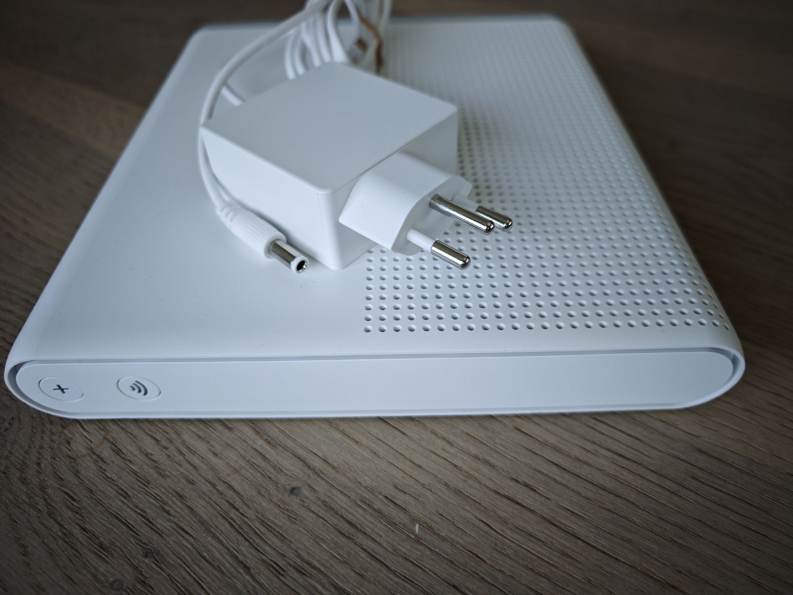 Swisscom Modems & Routeurs: Swisscom Glaskabel Internet Box mit Netzteil und Kabel – D'occasion à Berikon par goandgetit 2
