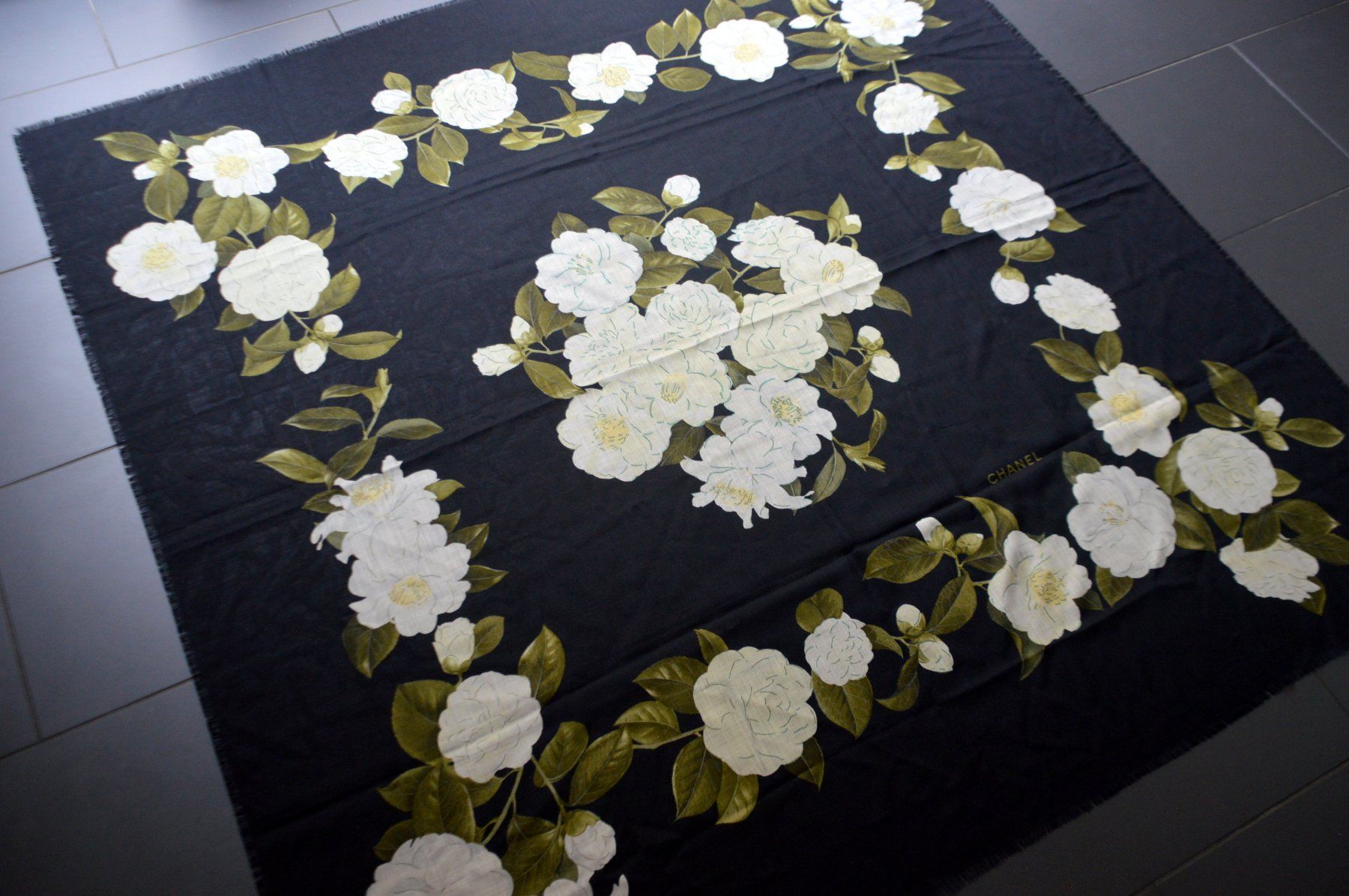 Chanel Foulard & Sciarpe: Schal / Châle Chanel 140 x 140 cm – Usato da Collonges venduto da Auganien 4