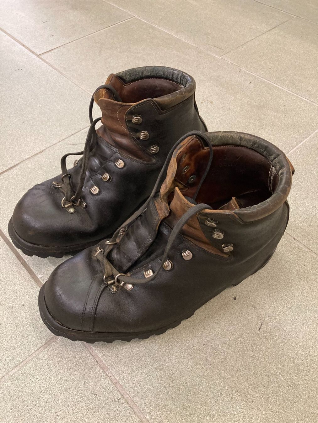 Schweizer Armee Scarpe da uomo: Militär Gebirgsschuhe – Usato da kloten venduto da Goodding