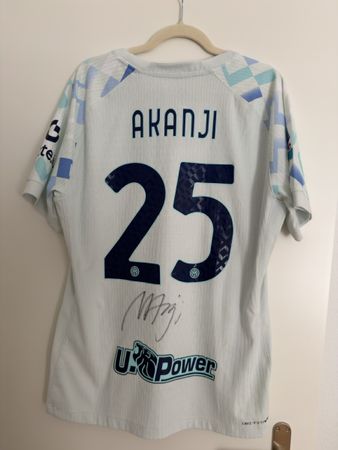 Fussballtrikot Inter Mailand Akanji Grösse XL handsigniert