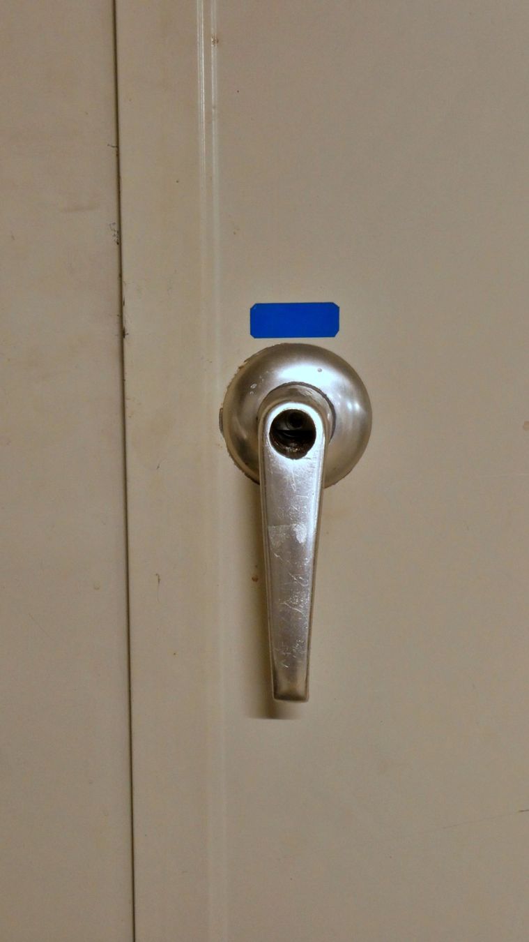 Armadi: Metallschrank GRATIS – Difettoso da Rubigen venduto da OPERNFREUND 2