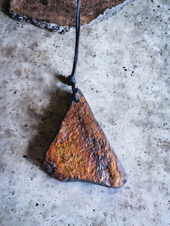 Anhänger, Alaunschiefer durch Eisenvitriole bunt gefärbt Kaufen auf