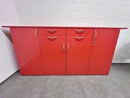 Kuriger Design-Schrank Hochwertige Schweizer Massanfertigung