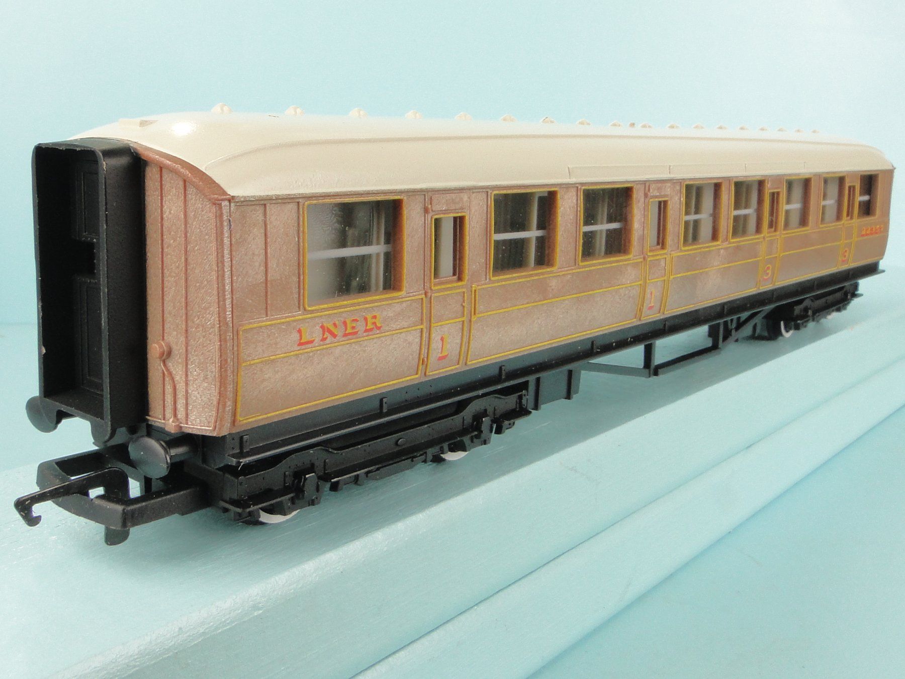 Hornby Modellini di ferrovie: Hornby R 477 LNER Coach – Usato da Bülach venduto da cann11 2