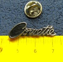 CORVETTE SCHRIFTZUG CHEVROLET AUTO LOGO PIN GEPRÄGT SILBRIG