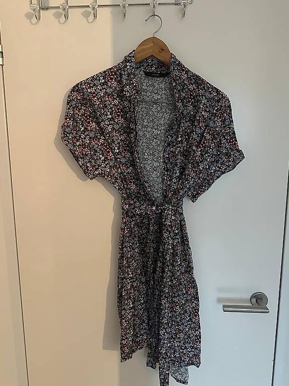 Kleider: Vero Moda Wickelkleid - S – Gebraucht aus Wauwil von est_r5td