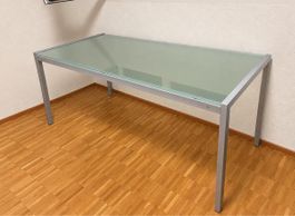 Tisch mit Milchglasplatte und Metallgestell gebraucht