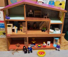 Puppenhaus inkl. Puppen und Möbel