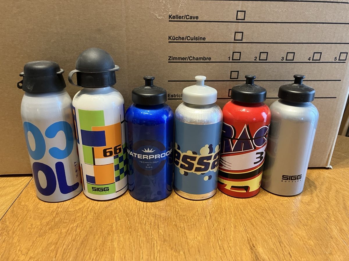 Sigg Borracce & Thermos: Konvolut 45 Sigg Trinkflaschen aus Sammlung – Nuovo (secondo la descrizione) da Balterswil venduto da Swiss611 4