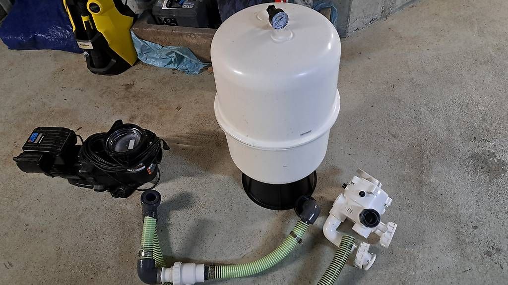 Schwimmbad-Zubehör: Poolfilter inkl. Pumpe und Verteilerventil – Gebraucht aus Schwarzenberg LU von lab_7frs 1