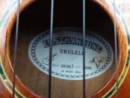 Ukulélé  EASTMANSONG  54cm x 16cm