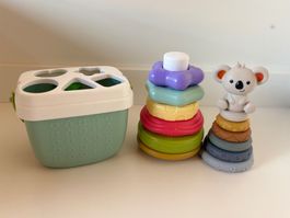 Pyramide und Sortierspielzeug