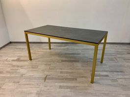 Keramiktisch mit goldfarbenem Gestell / 160 x 80 cm