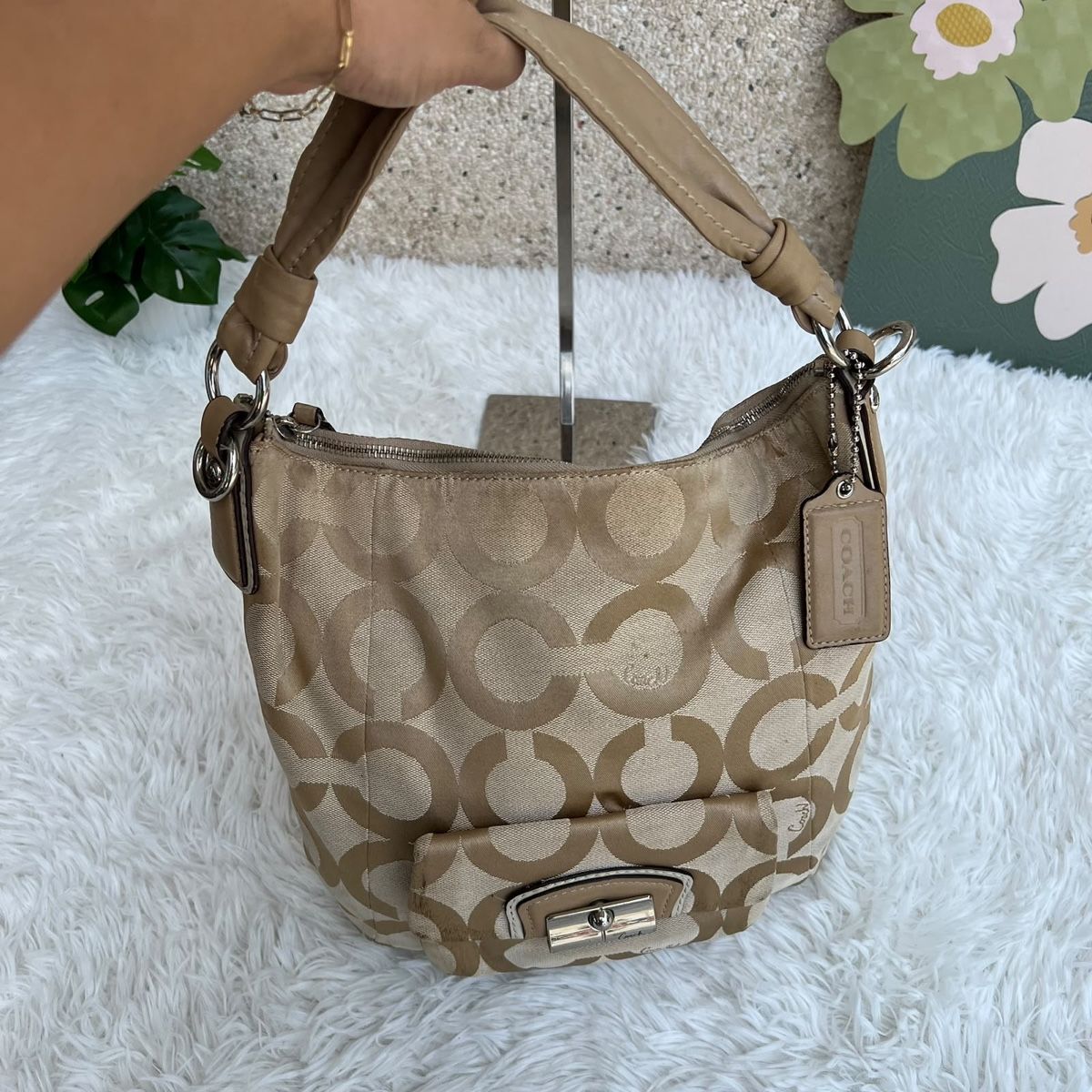 Coach Taschen für Damen: Coach Handtasche Monogramm Beige mittel gross – Gebraucht aus Eggenwil von CNSRVINTAGE