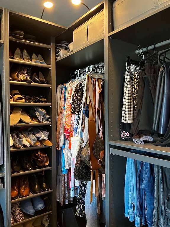 Ikea Armadi: Ankleideschrank L-Form mit Insel & Beleuchtung – Usato da Wilen b. Wollerau venduto da Justine. 2