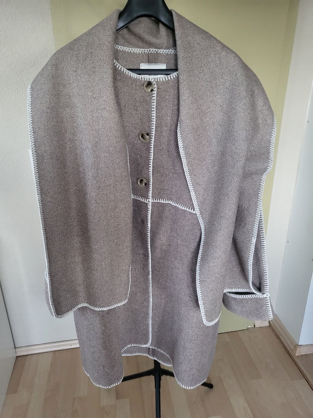 Cappotti: Neo Noir Wool Blend Coat with attached scarf – Nuovo (secondo la descrizione) da Sarmenstorf venduto da zuz_q5kq 4