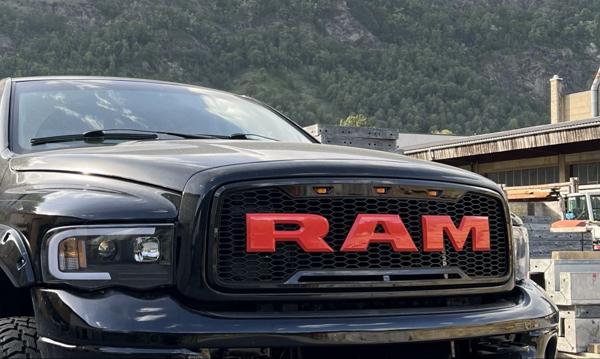 Dodge Tutti pezzi di ricambio auto: Dodge Ram Gen 3 Kühlergrill – Usato da Ried-Brig venduto da CumminsPower