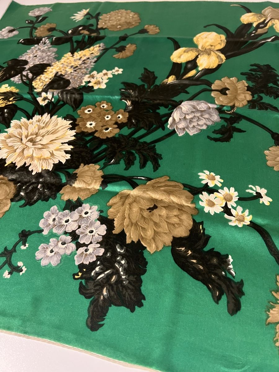 Foulard & Sciarpe: Foulard en soie  – Usato da St-Pierre-Clages venduto da ste_xk6p