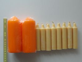 2 orange Kerzen und 8 gelbe Kerzen